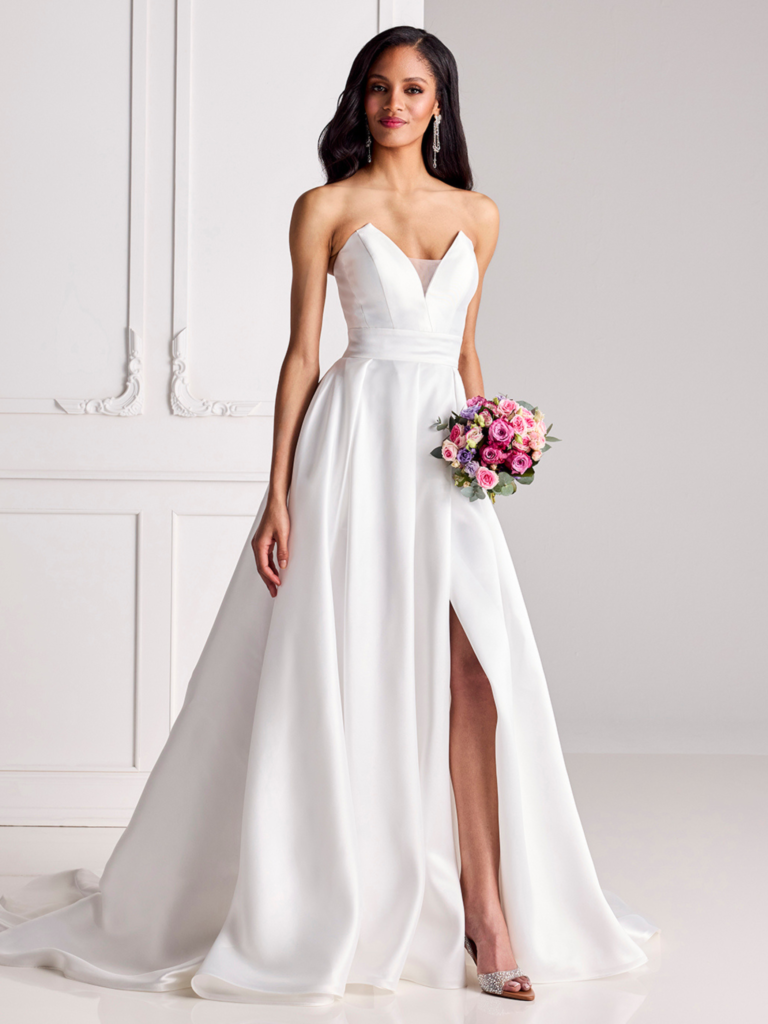 Luxuar Brautkleid trägerlos mit schöner herzförmiger Corsage und hohem Beinschlitz