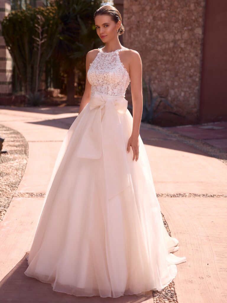 Romantisches Bianco Evento Brautkleid Sonja in fließender A-Linie mit tiefem V-Ausschnitt, detailliertem Spitzenmieder und einem leichten Chiffonrock